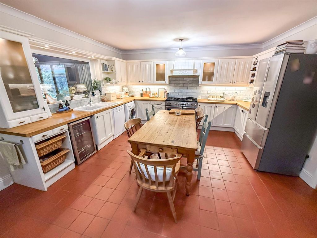 Property photo 3 of 31 Kitchen/ Dining Room