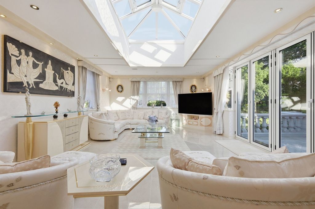 Additional image 9 of 5 bed detached house for saleWambrook Close, Hutton Mount, Brentwood CM13