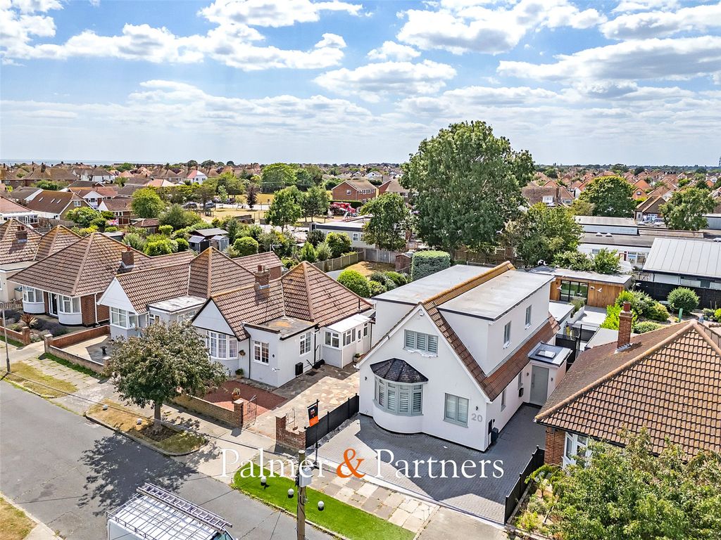 Property photo 1 of 36 Picture No. 05
