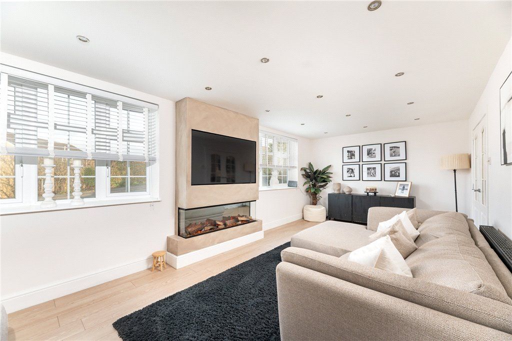 Property photo 3 of 28 Lounge