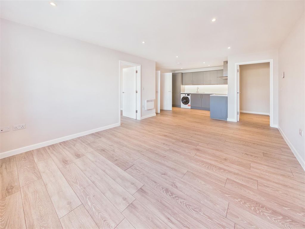 Property photo 3 of 12 Cam04753G0-Pr0149-Still004.Jpg