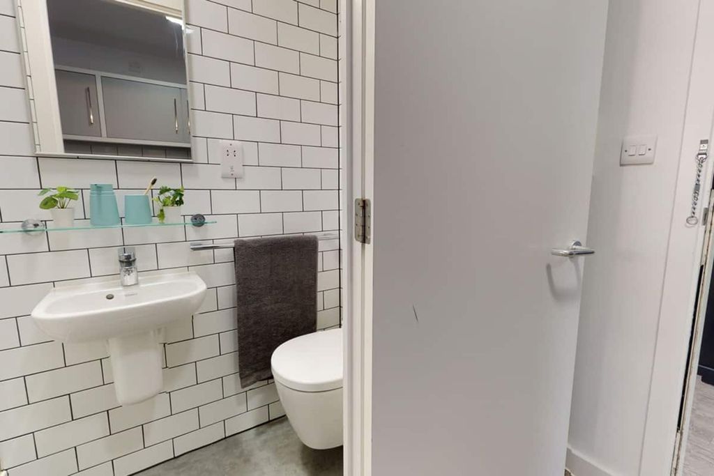 Property photo 3 of 17 Bathroom