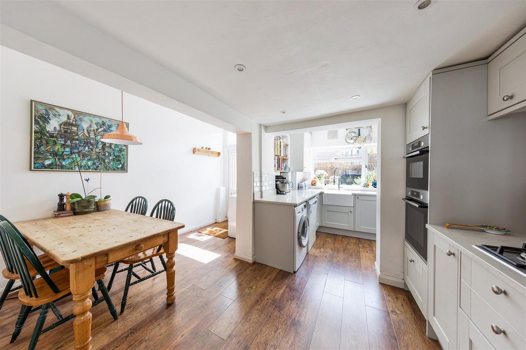 Property photo 2 of 23 Maynard Road, E17