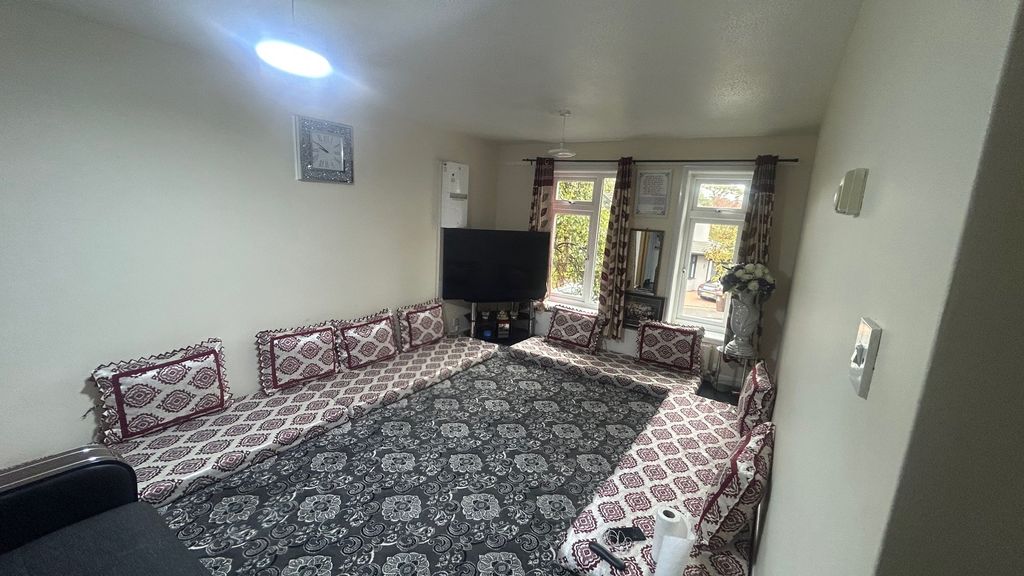 Property photo 2 of 14 8