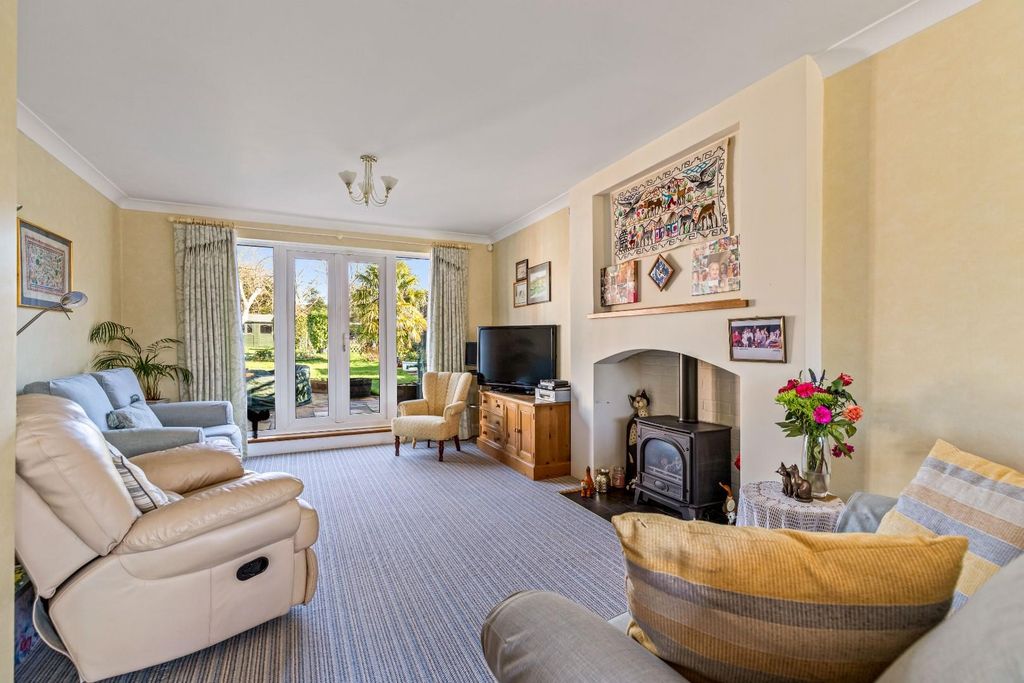 Property photo 2 of 21 Lounge.Jpg