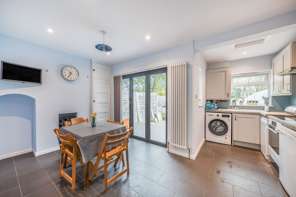 Property photo 2 of 14 Worcester Park, Kt4 8Df