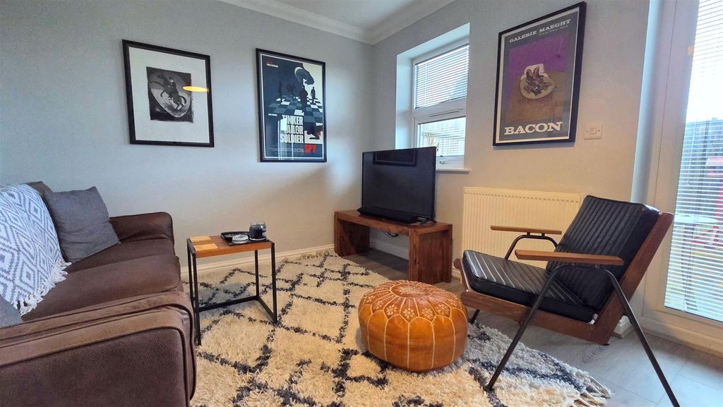 Property photo 3 of 11 Lounge/Diner