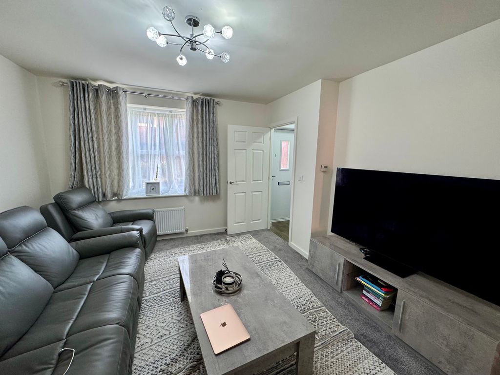 Property photo 3 of 13 Lounge