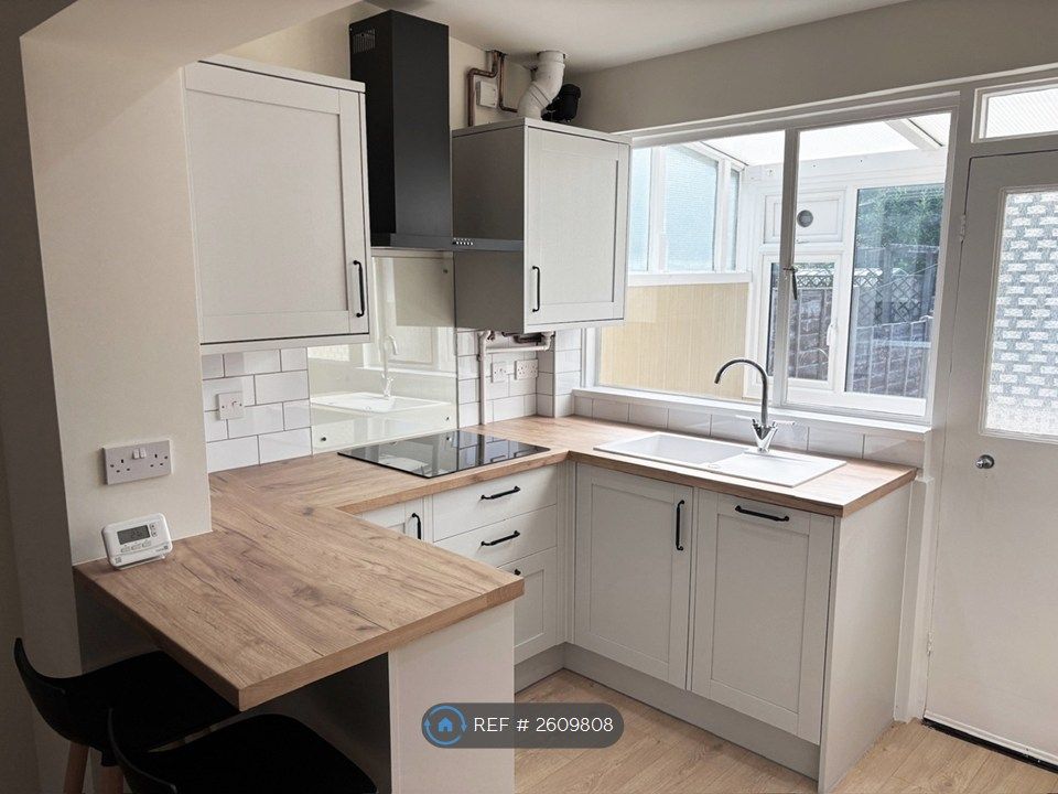 Property photo 3 of 12 Kitchen Left