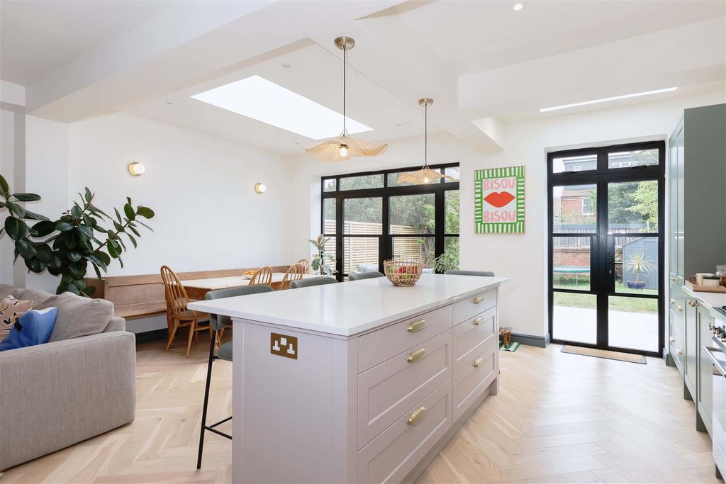 Property photo 2 of 22 Westbourne Ave_18.Jpg