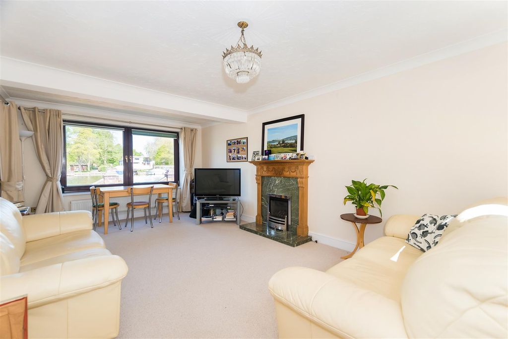 Property photo 2 of 13 32 Rivermead Court2.Jpg