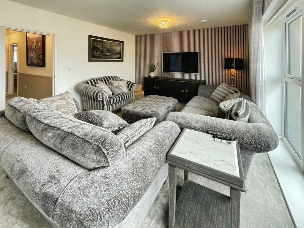 Property photo 3 of 11 Pbox-Img.Jpg