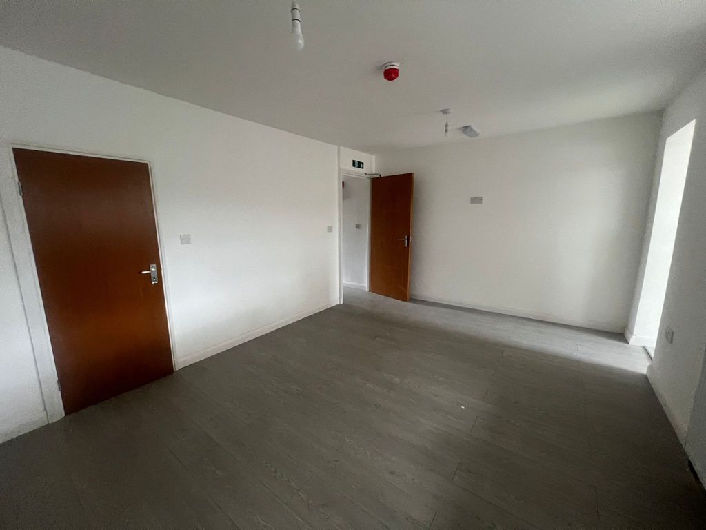 Property photo 1 of 6 Spacious 5-Bedroom Ensuite House With Garden &amp; Off-Street Parking