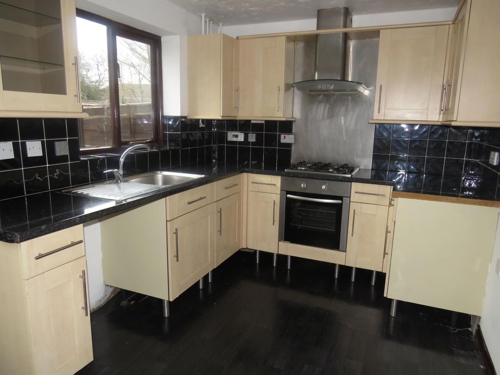 Property photo 2 of 11 Kitchen