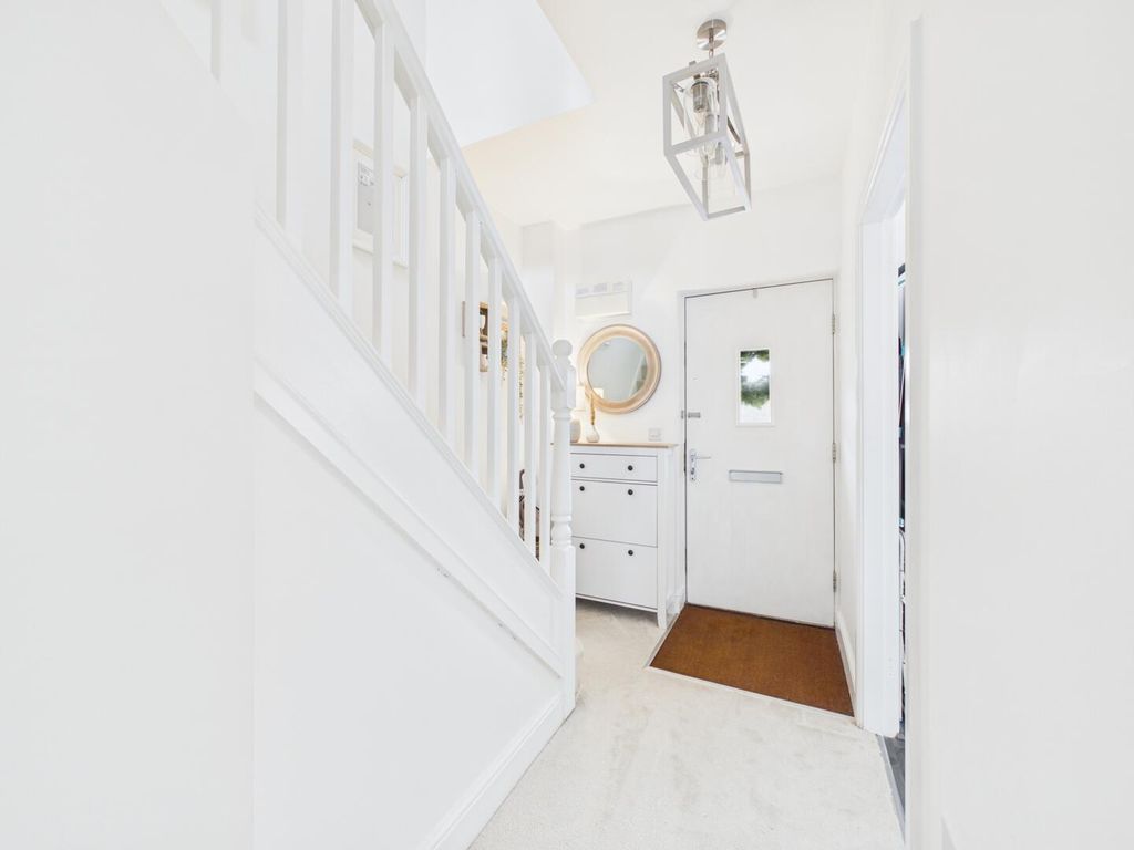 Property photo 2 of 21 Hallway