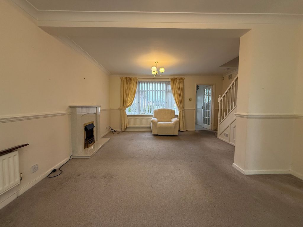 Property photo 3 of 11 Living Room