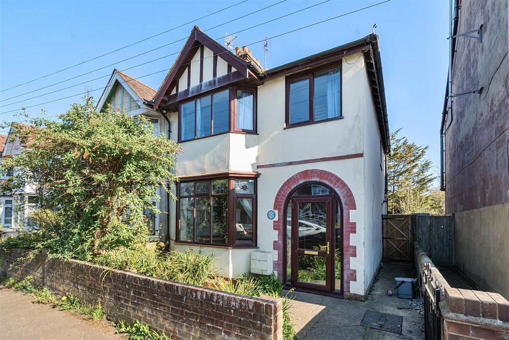 Property photo 1 of 16 Cromwell Road, Whitstable