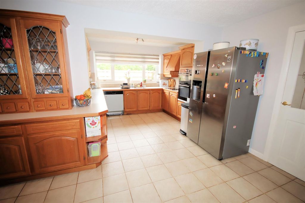 Property photo 3 of 29 Kitchen/Breakfast Room
