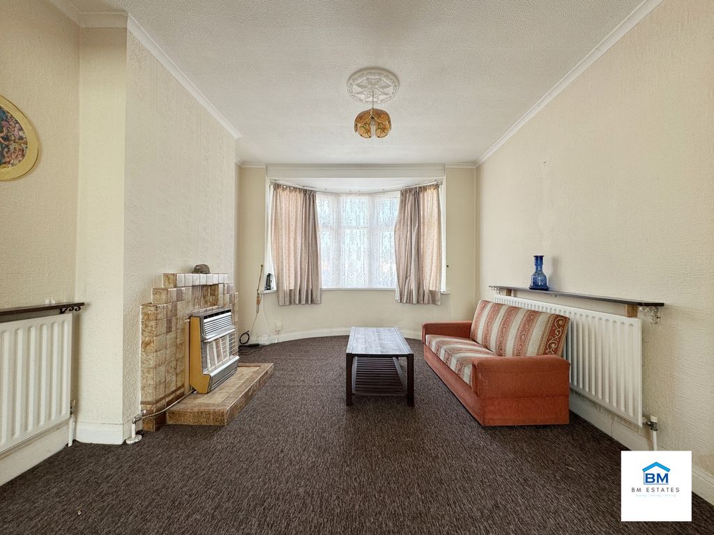 Property photo 2 of 6 Through Lounge