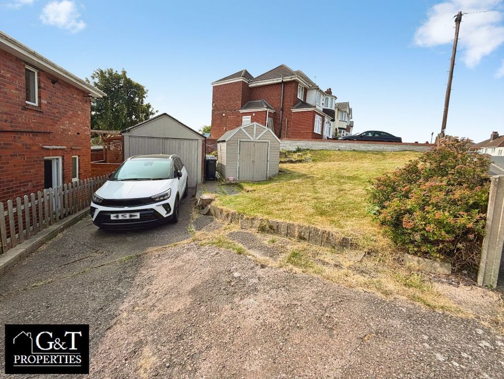 Property photo 2 of 18 Driveway