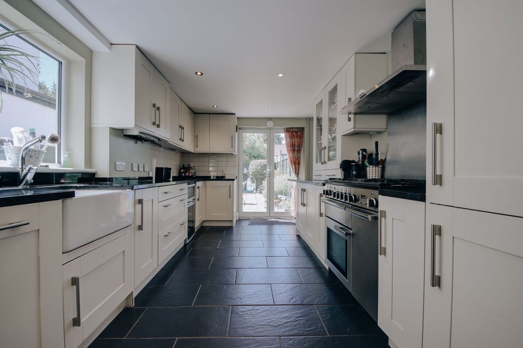 Property photo 3 of 10 Kitchen