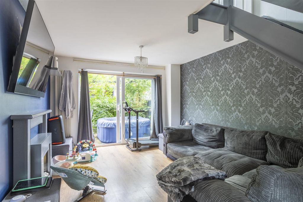 Property photo 3 of 16 Lounge