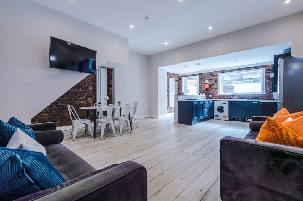 Property photo 1 of 26 28 Esher Road Living Room 1