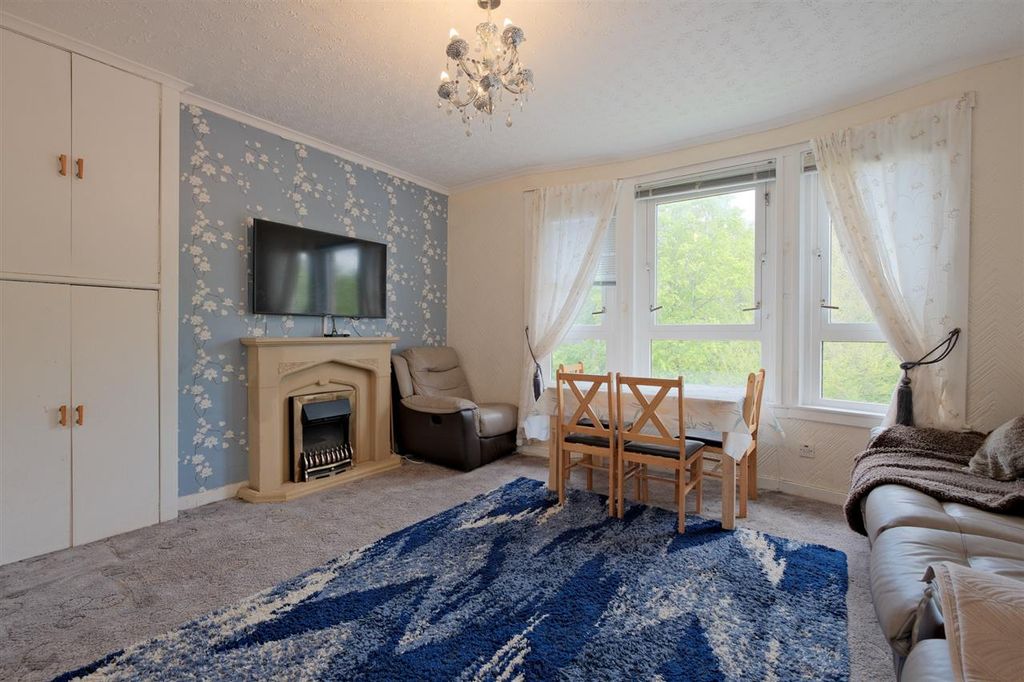 Property photo 2 of 17 Living Room / Dining