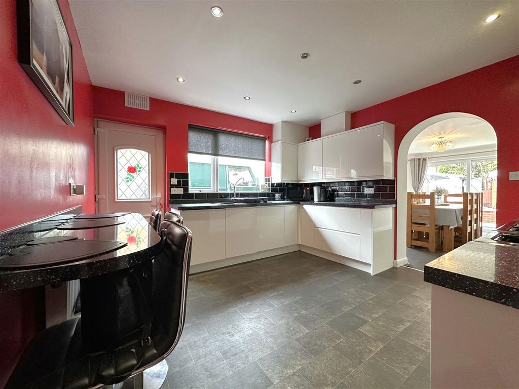 Property photo 2 of 20 Stylish Breakfast Kitchen 382