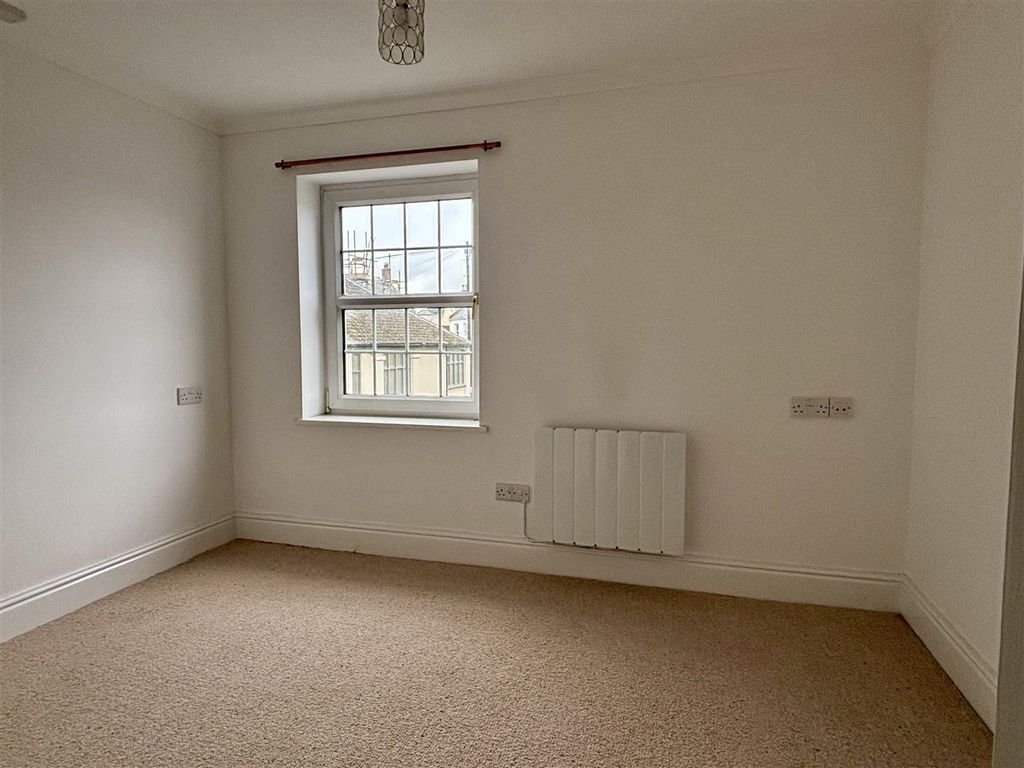 Property photo 2 of 6 Bedroom 1