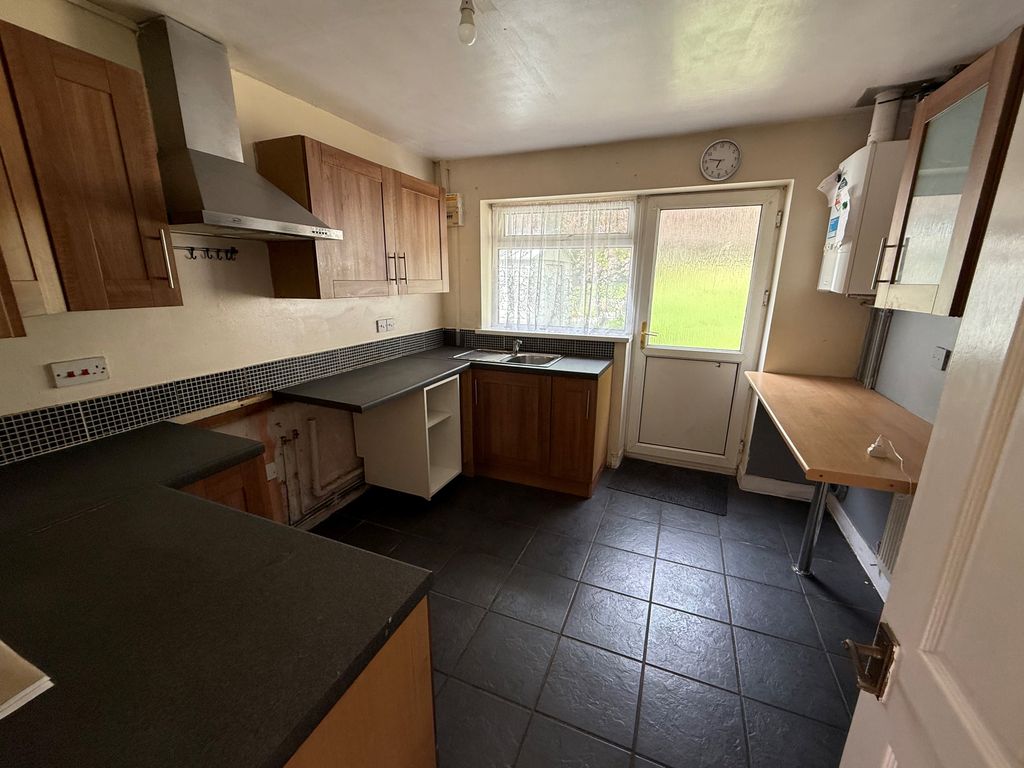 Property photo 3 of 7 Kitchen