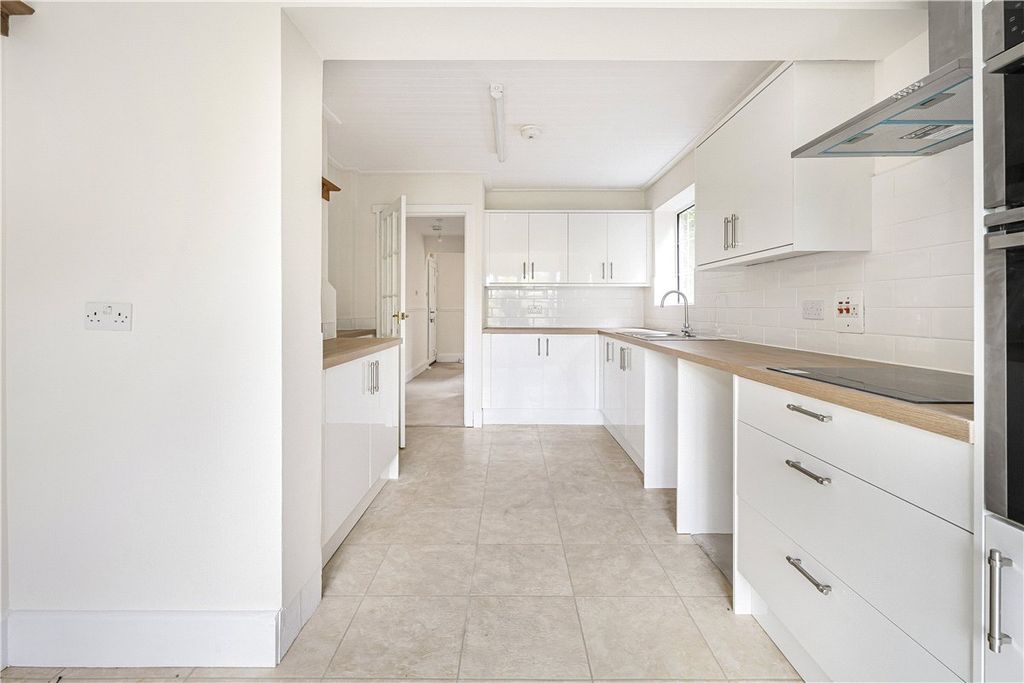 Property photo 2 of 28 Picture No. 12