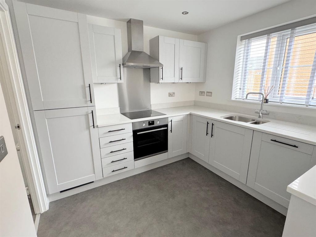 Property photo 3 of 16 Dining Kitchen