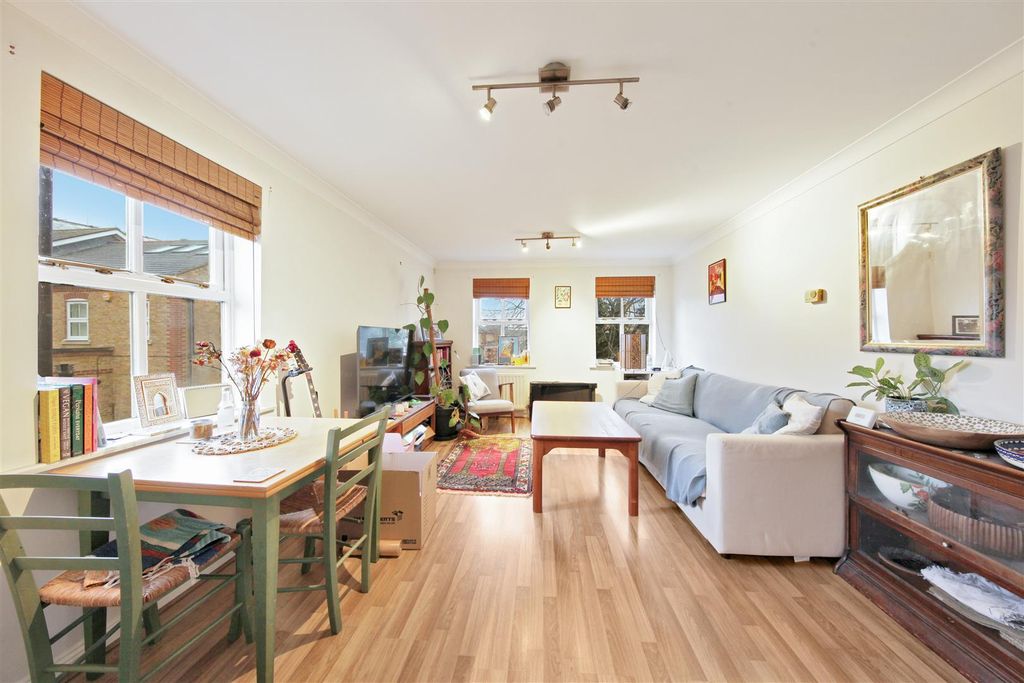 Property photo 3 of 11 Flat 6, 2 Highfield Close - m1Bv7Plgvm2Rhodjqlnz.J