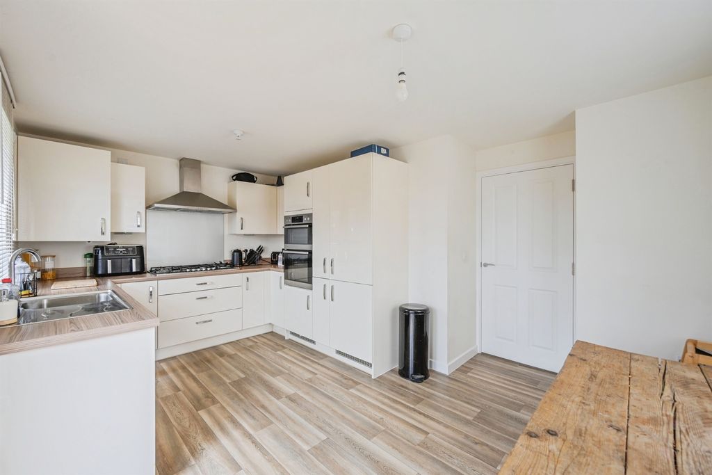 Property photo 3 of 17 Kitchen