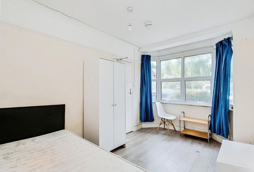 Property photo 3 of 11 Bedroom 3 - Angle 2