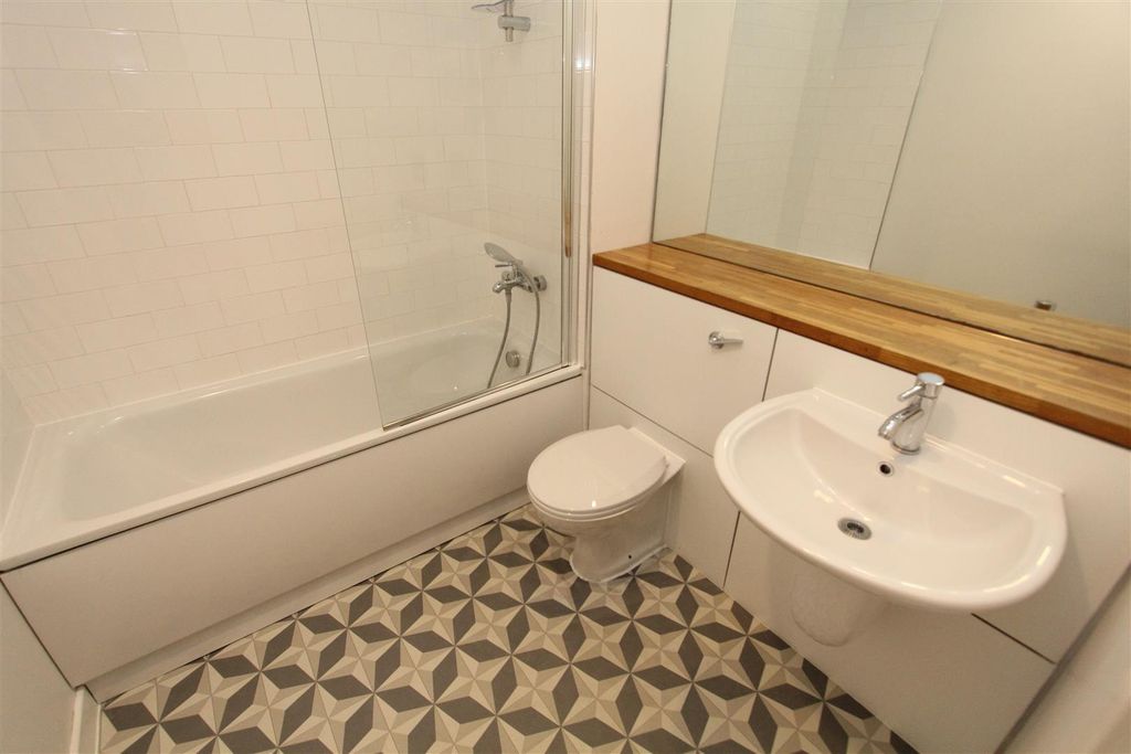 Property photo 3 of 10 Bathroom.Jpg
