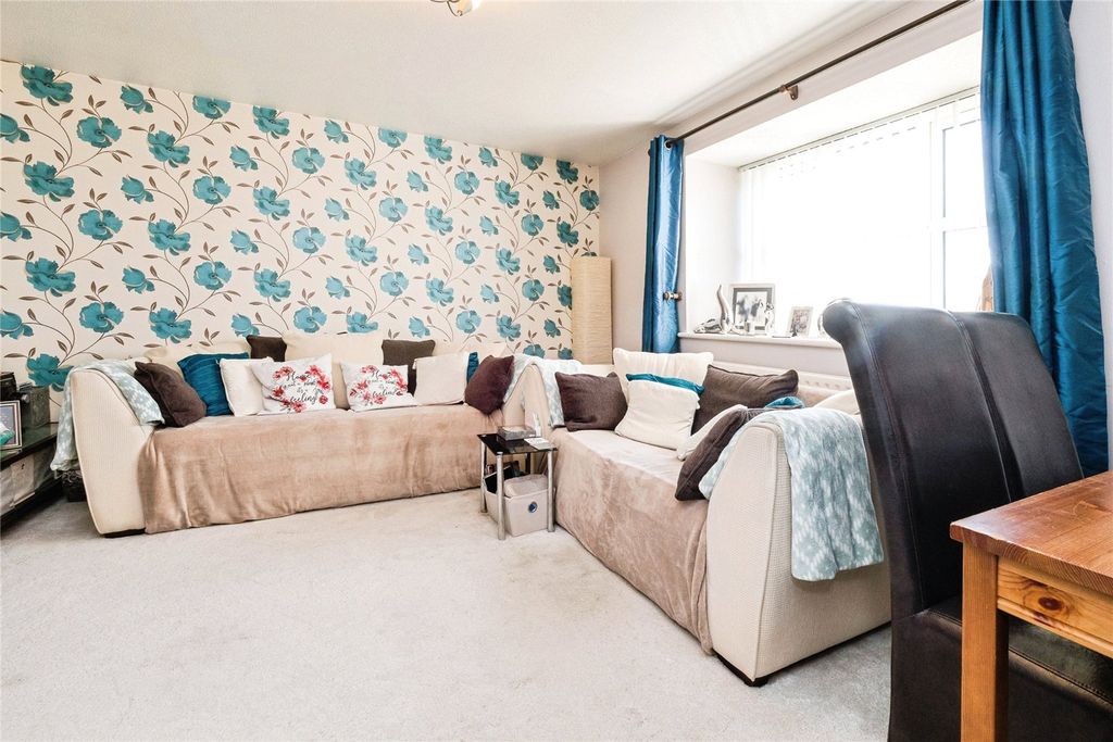 Property photo 2 of 17 Lounge