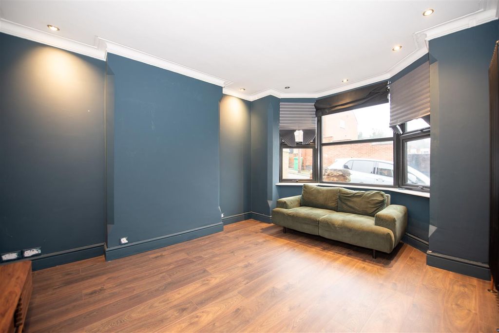 Property photo 1 of 13 Lounge