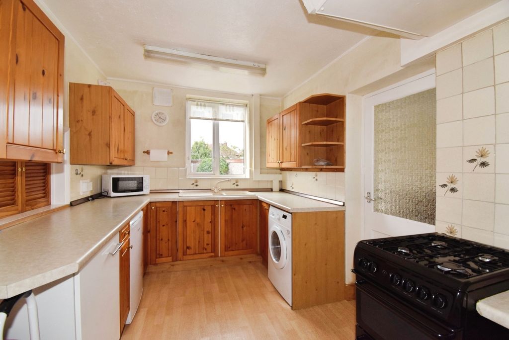 Property photo 3 of 17 Kitchen