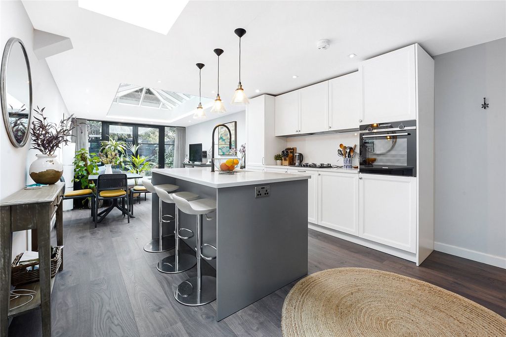 Property photo 1 of 10 Kitchen