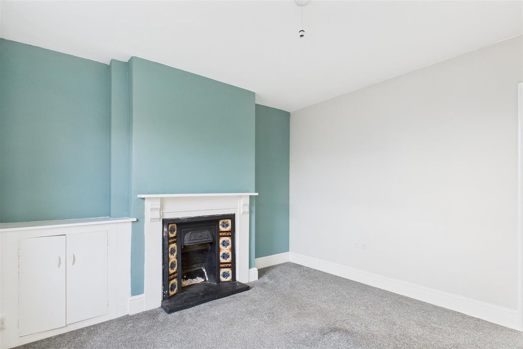 Property photo 3 of 12 Lounge