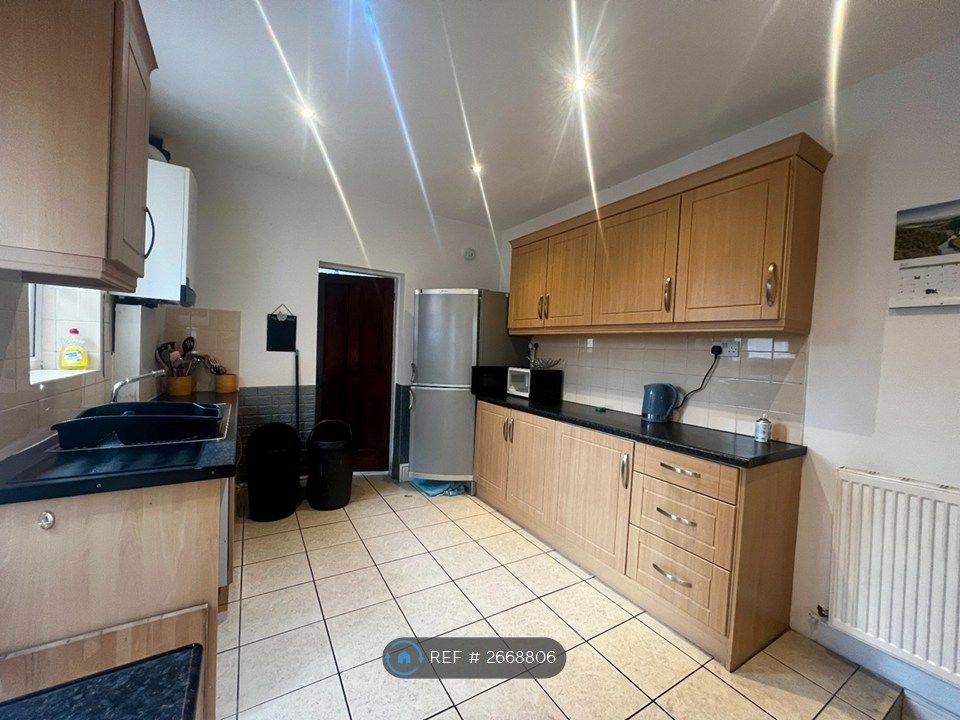 Property photo 2 of 10 Kitchen