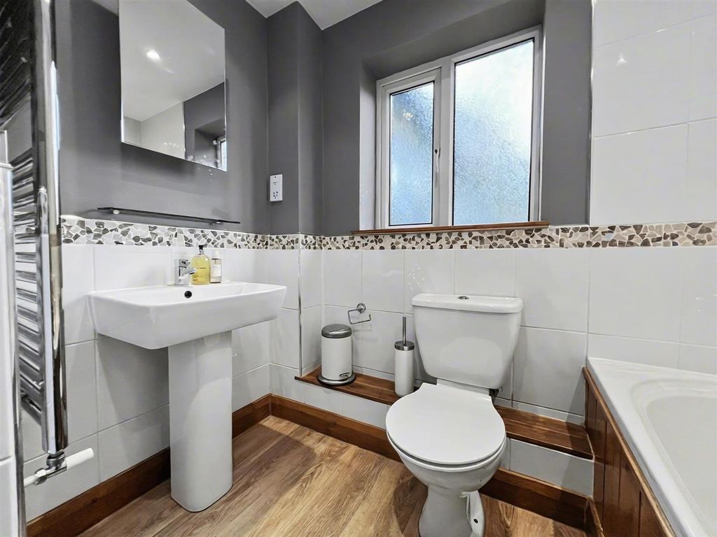 Property photo 3 of 17 Bathroom