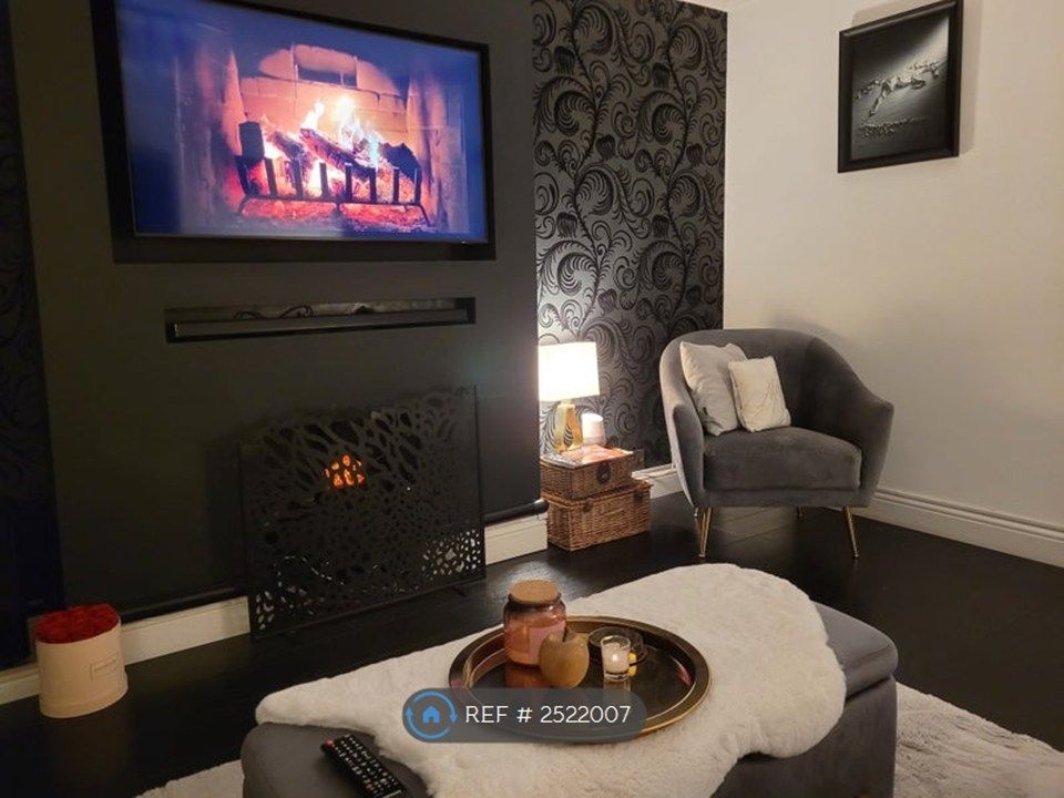 Property photo 1 of 13 Cozy And Comfy Lounge With Samsung Smart Tv
