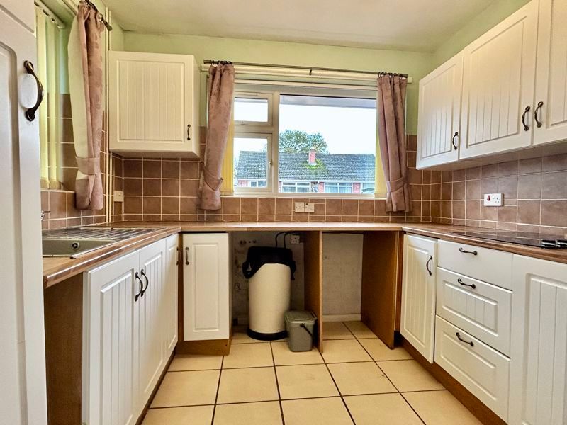 Property photo 2 of 11 Kitchen