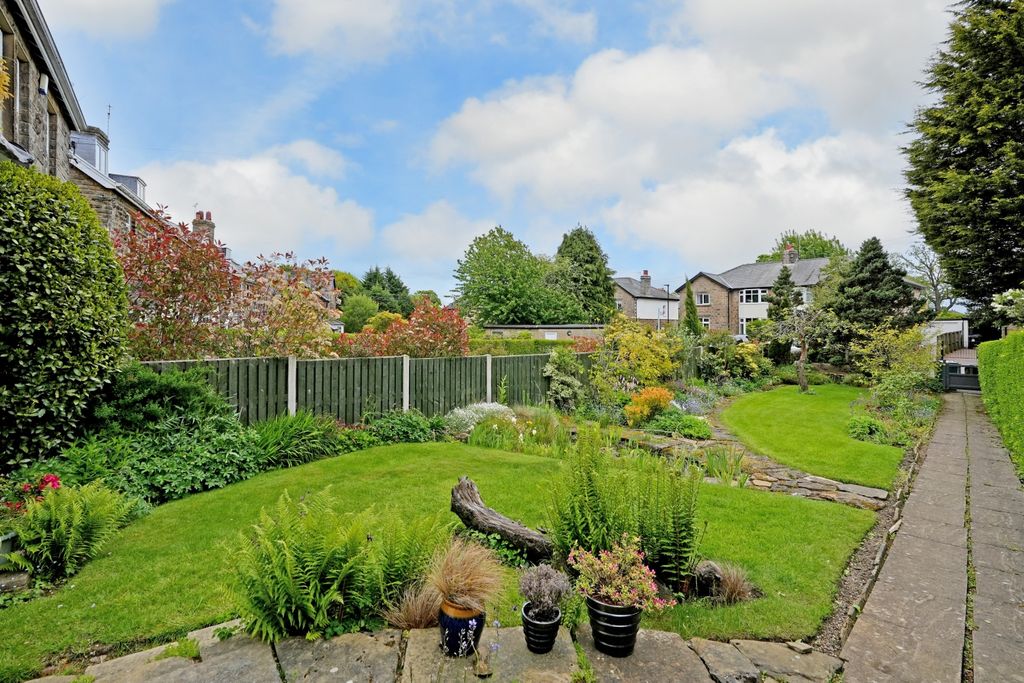 Property photo 2 of 42 Front Garden