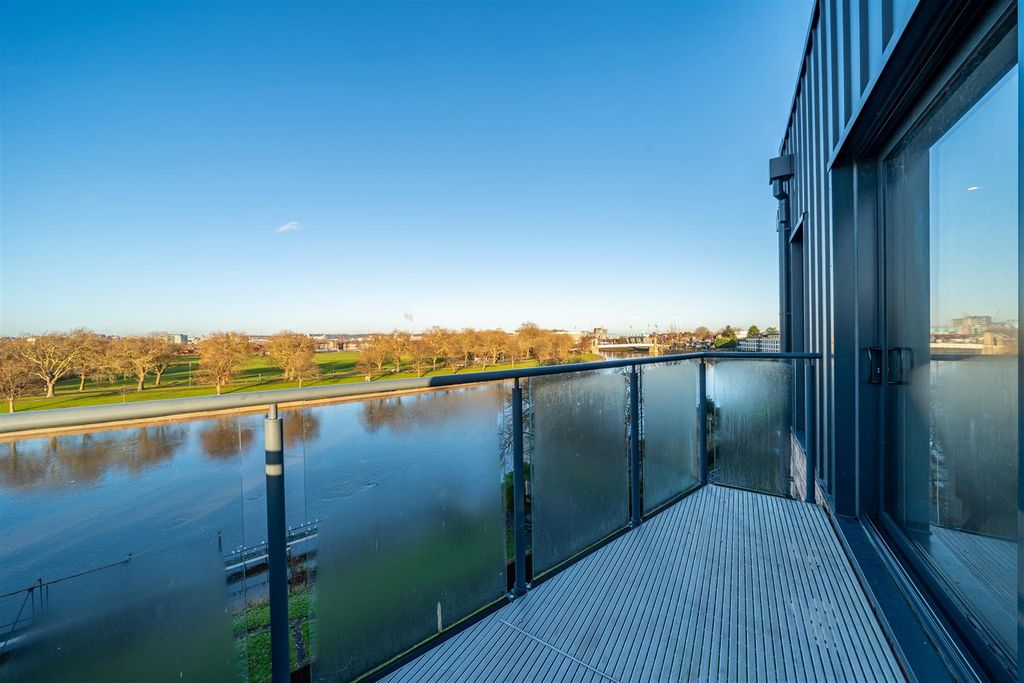 Property photo 2 of 25