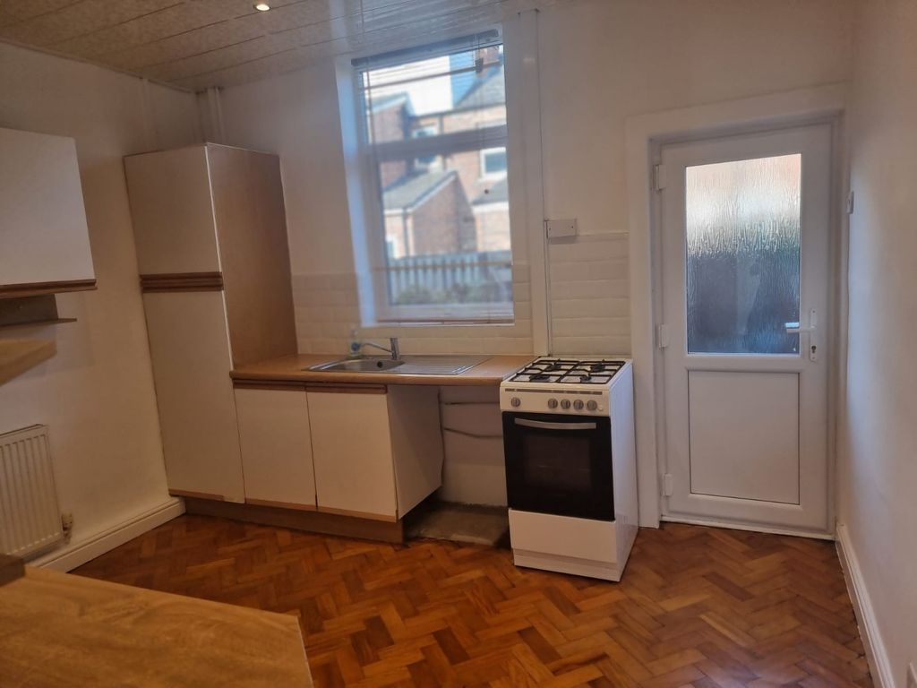 Property photo 3 of 9 Fitted Kitchen