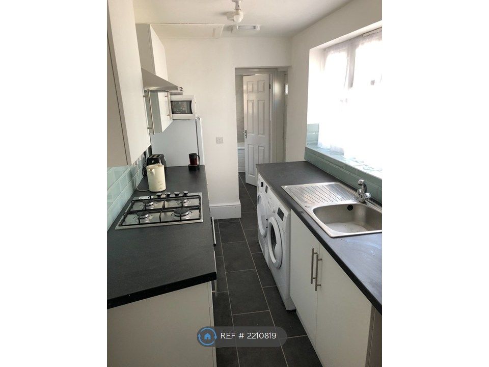 Property photo 3 of 9 Kitchen